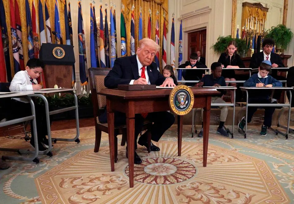 Trump Tandatangani Perintah Eksekutif untuk Membubarkan Departemen Pendidikan AS